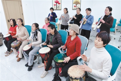 居民在排练节目. 魏国伟 摄.jpg 居民在排练节目. 魏国伟 摄.jpg