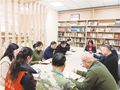 优越路街道地质社区新时代文明实践站开展读书活动 朱江淼 摄.jpg 优越路街道地质社区新时代文明实践站开展读书活动 朱江淼 摄.jpg