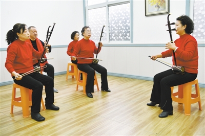居民在优越路街道华西社区老年大学学习乐器 高鸿勋 摄.jpg 居民在优越路街道华西社区老年大学学习乐器 高鸿勋 摄.jpg